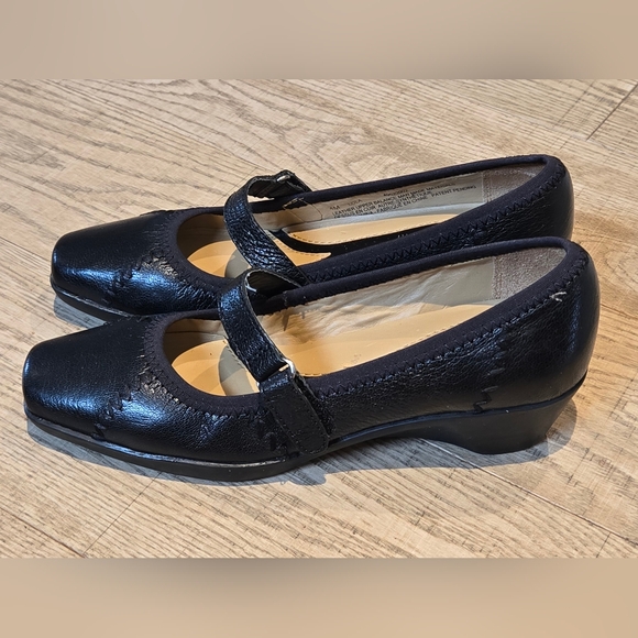 Naturalizer | Elegant Black 'Lola' Leather Wedge Shoes, Size 4M - Picture 7 of 9